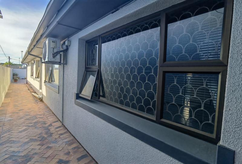 6 Bedroom Property for Sale in Cravenby Western Cape